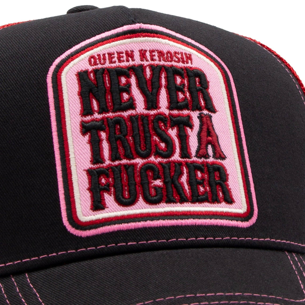 Trucker Cap 'Never Trust A Fucker' in Schwarz Rot