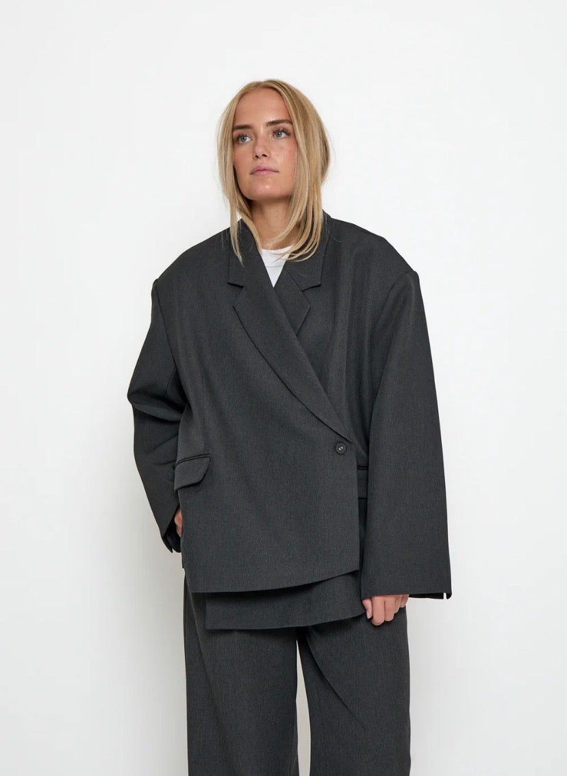 MINUS Vivianne Oversize Blazer – Dunkelgrau