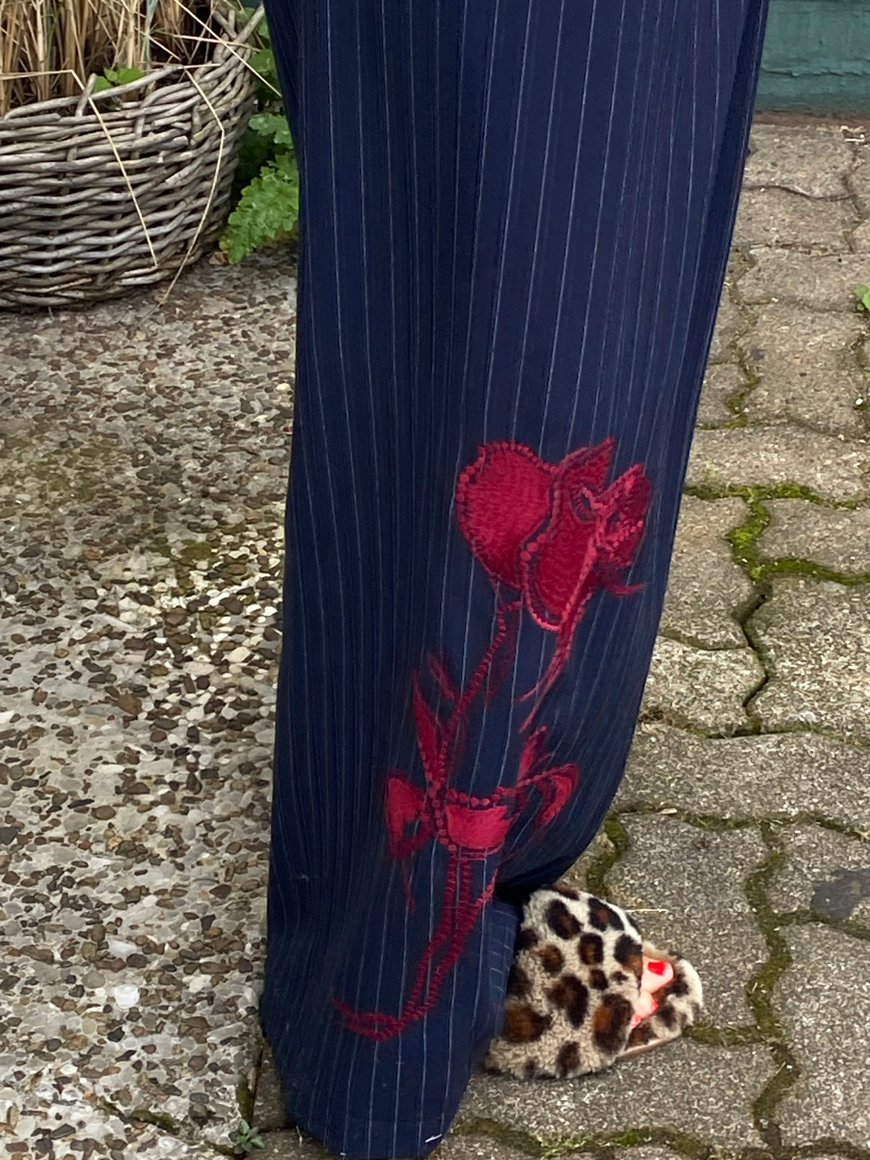 MÊME ROAD Nadelstreifenhose mit floraler Stickerei
