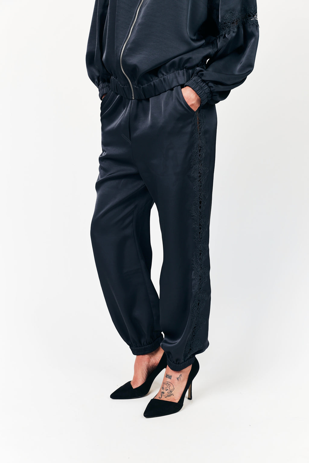 Satin Hose – Washed Black Lollys Laundry mit Spitze und cutouts