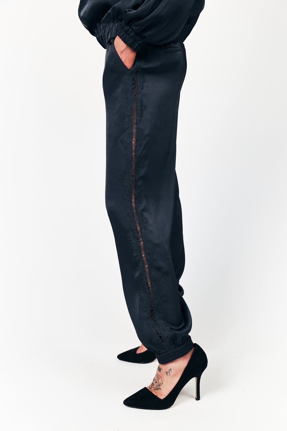 Satin Hose – Washed Black Lollys Laundry mit Spitze und cutouts