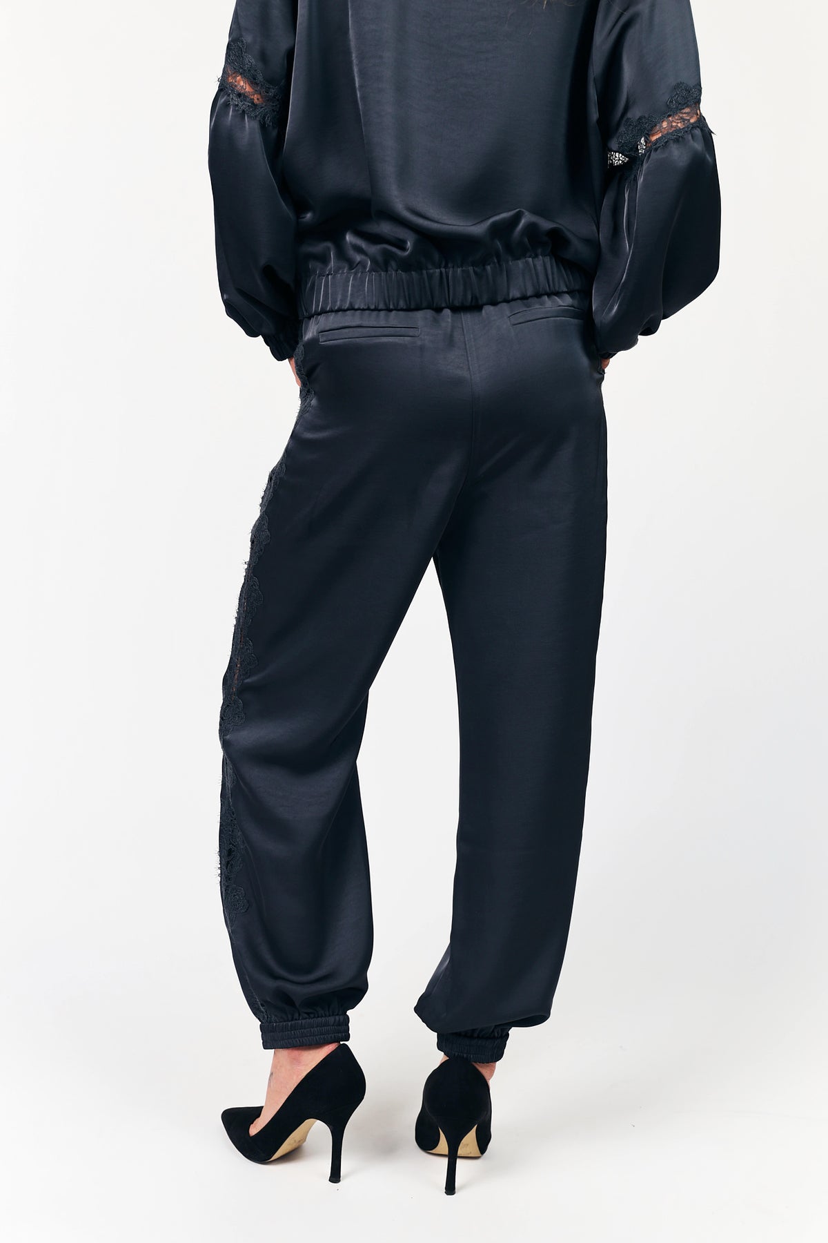 Satin Hose – Washed Black Lollys Laundry mit Spitze und cutouts