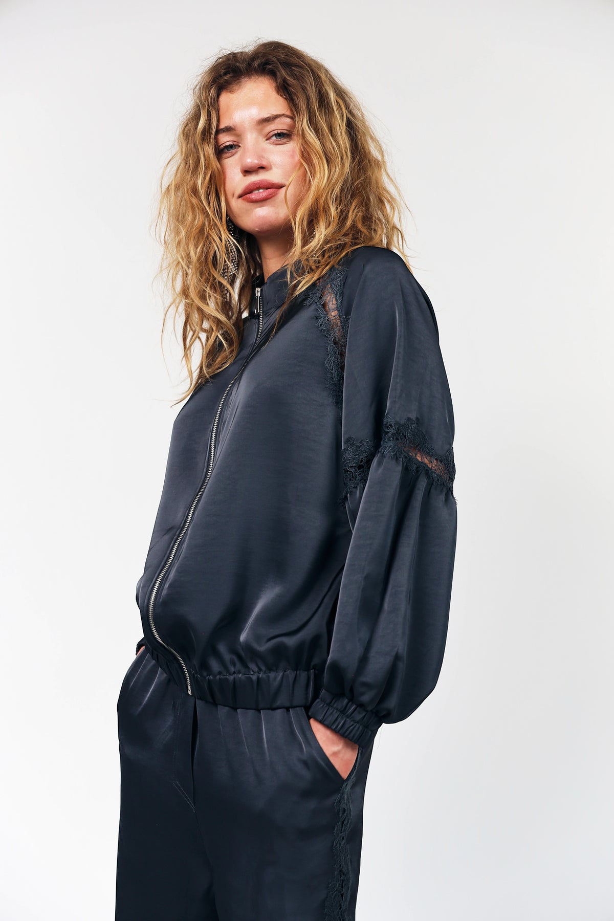 Satin  Jacke – Washed Black mit Spitze und Cutouts von Lollys Loundry