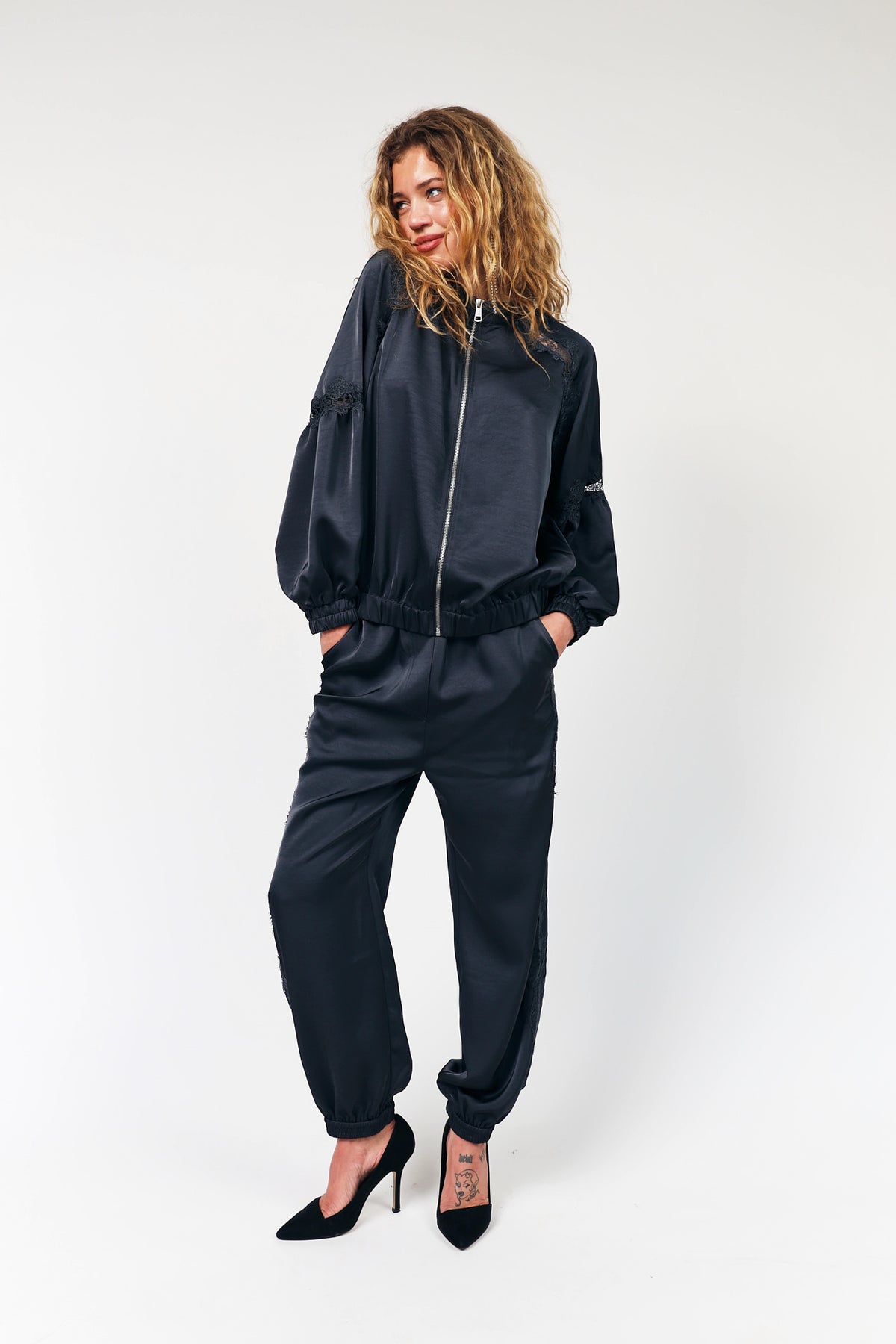 Satin  Jacke – Washed Black mit Spitze und Cutouts von Lollys Loundry