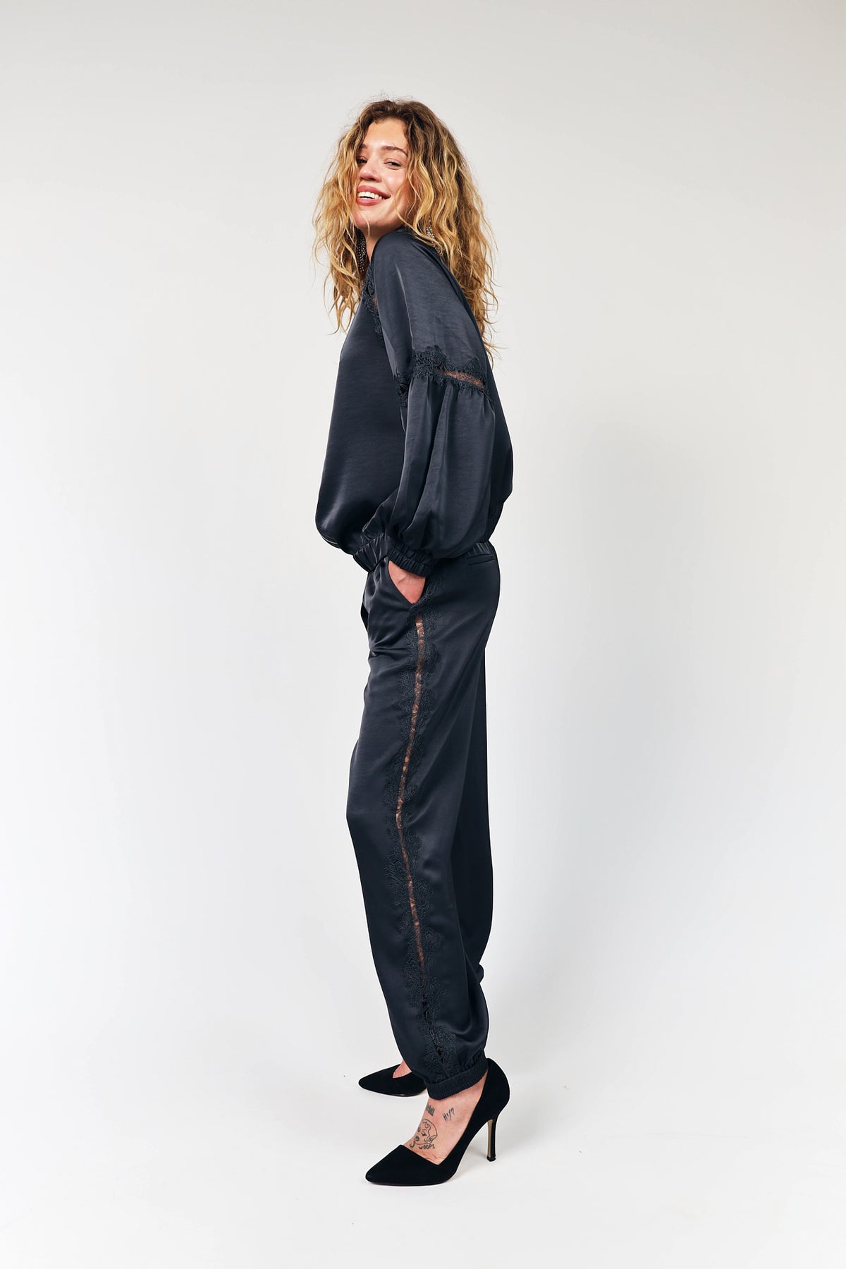 Satin  Jacke – Washed Black mit Spitze und Cutouts von Lollys Loundry