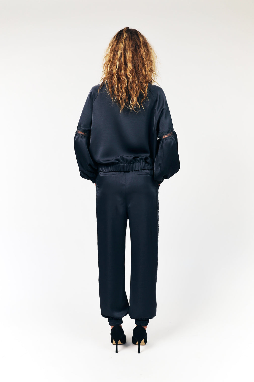 Satin  Jacke – Washed Black mit Spitze und Cutouts von Lollys Loundry