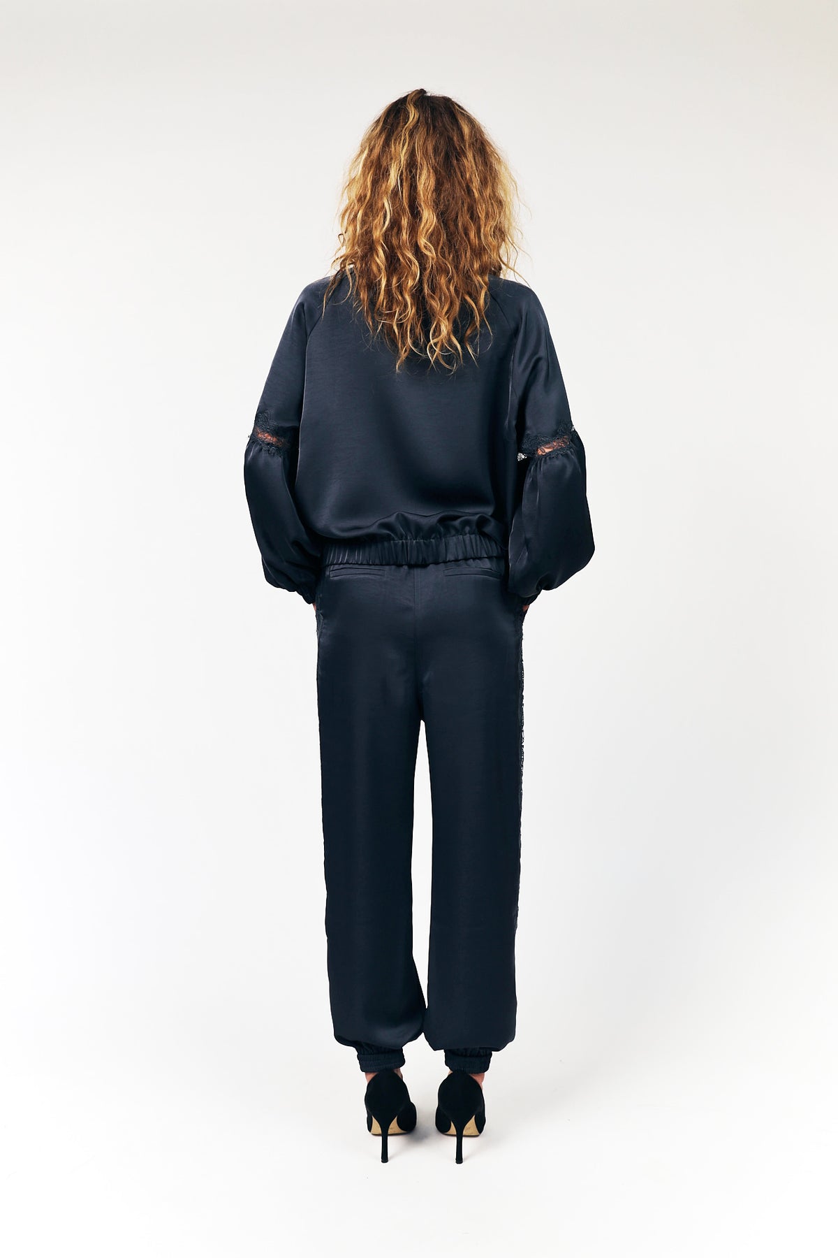 Satin  Jacke – Washed Black mit Spitze und Cutouts von Lollys Loundry