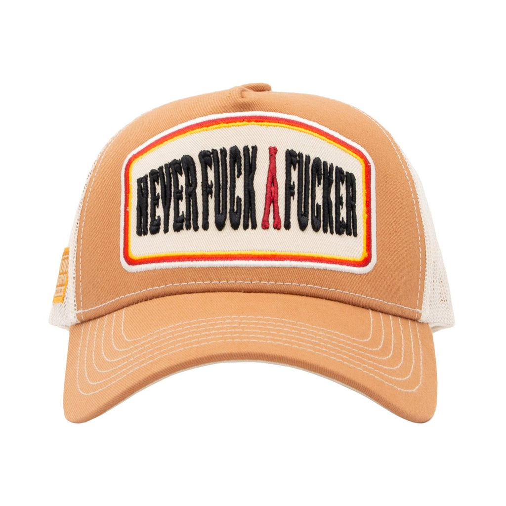 Trucker Cap 'Never Fuck A Fucker' in Hellbraun
