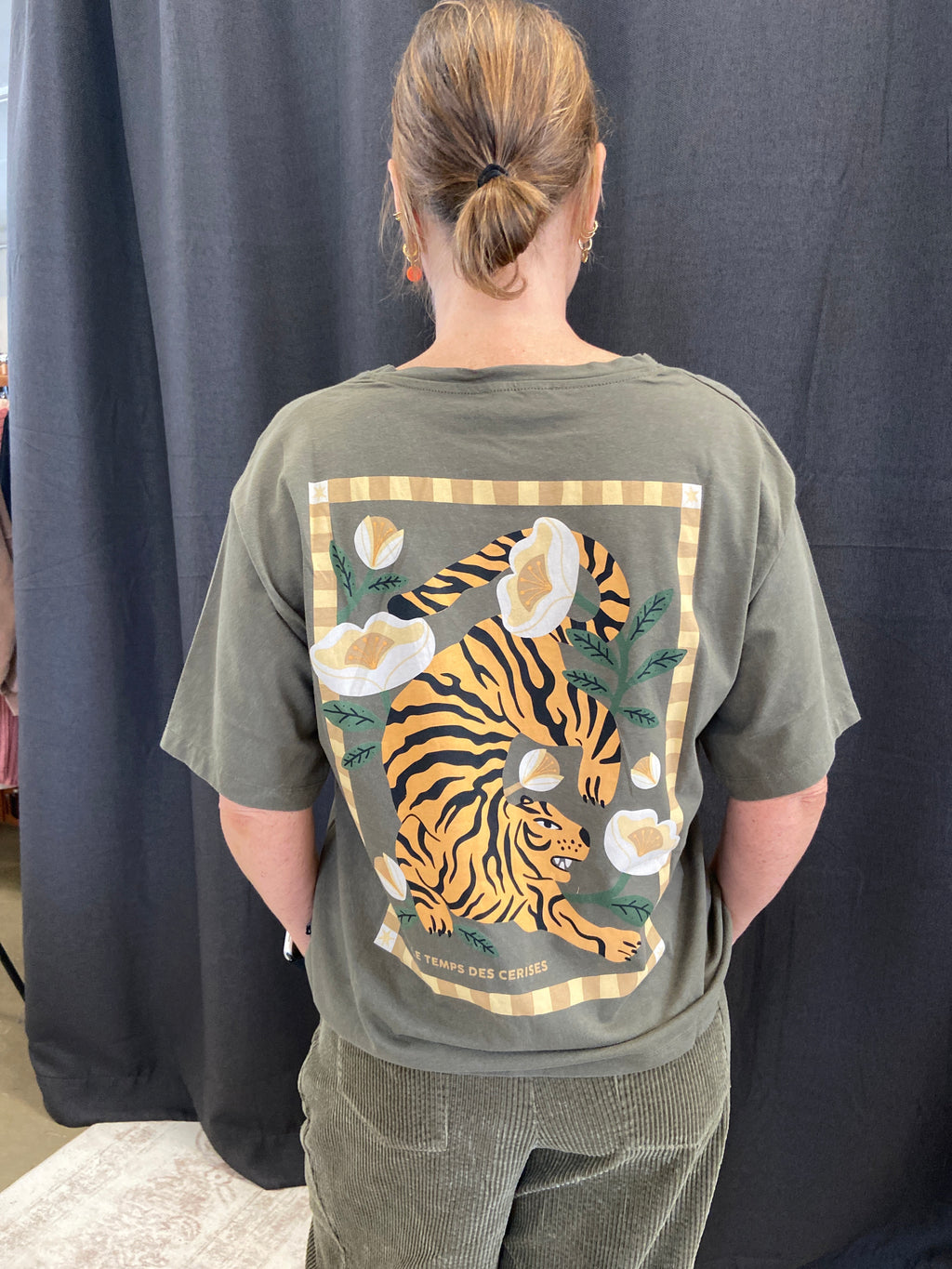 Le Temps des Cerises Arlo T-Shirt – Moosgrün Tiger