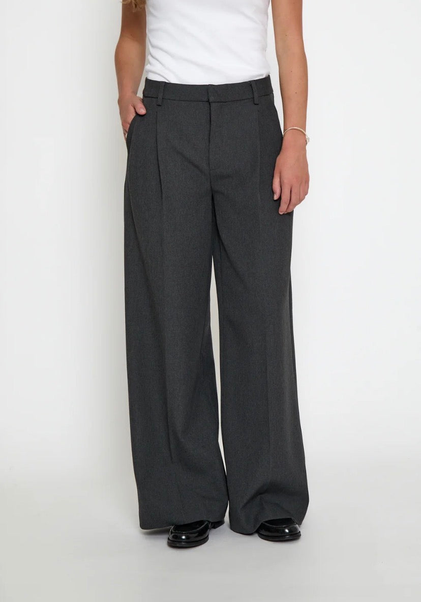 Minus Vivianne Mid Waist Pant – Dunkelgrau