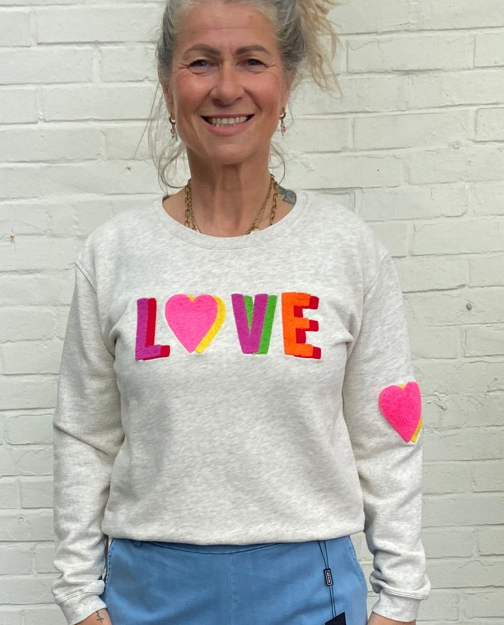 "LOVE" Pullover grau meliert mit bunter LOVE