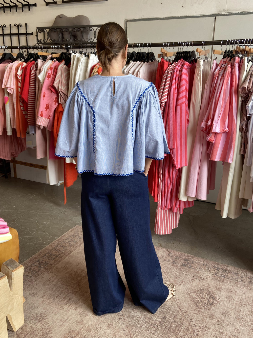 Bluse mit liebevollen Stickdetails  🤍💙
