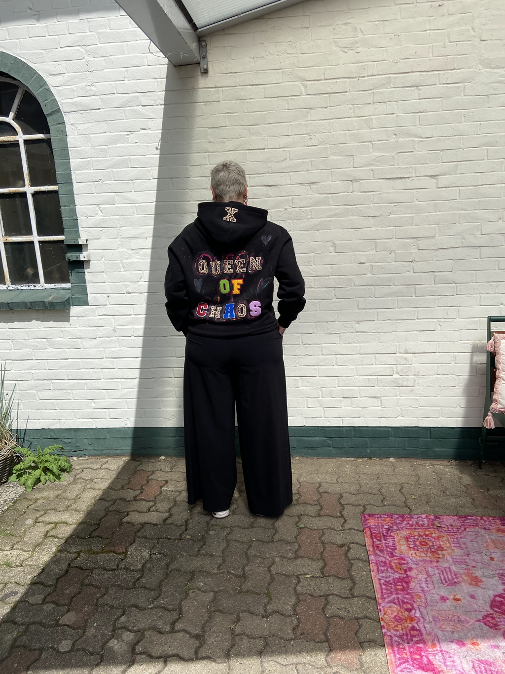 Statement-Hoodie „Queen of Chaos“ – Schwarz