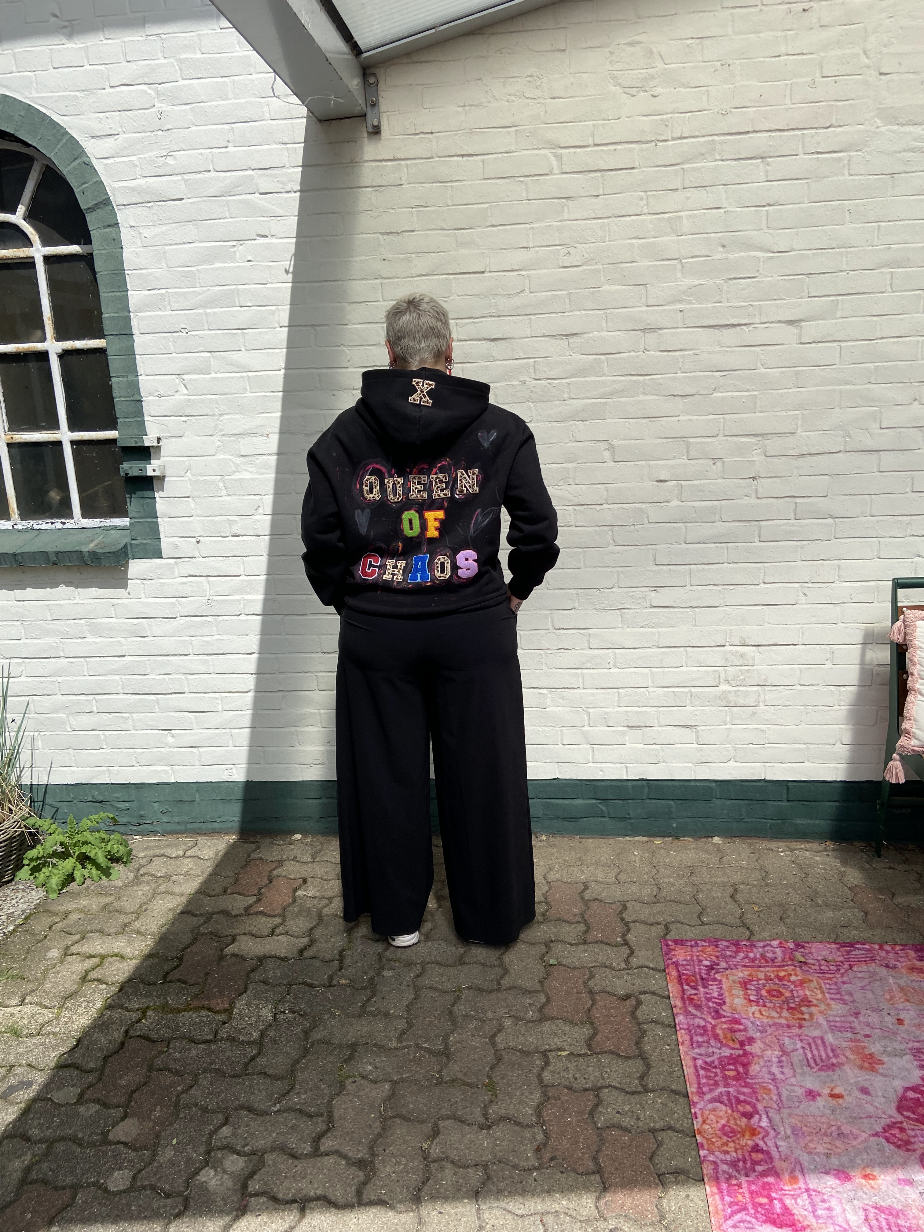 Statement-Hoodie „Queen of Chaos“ – Schwarz