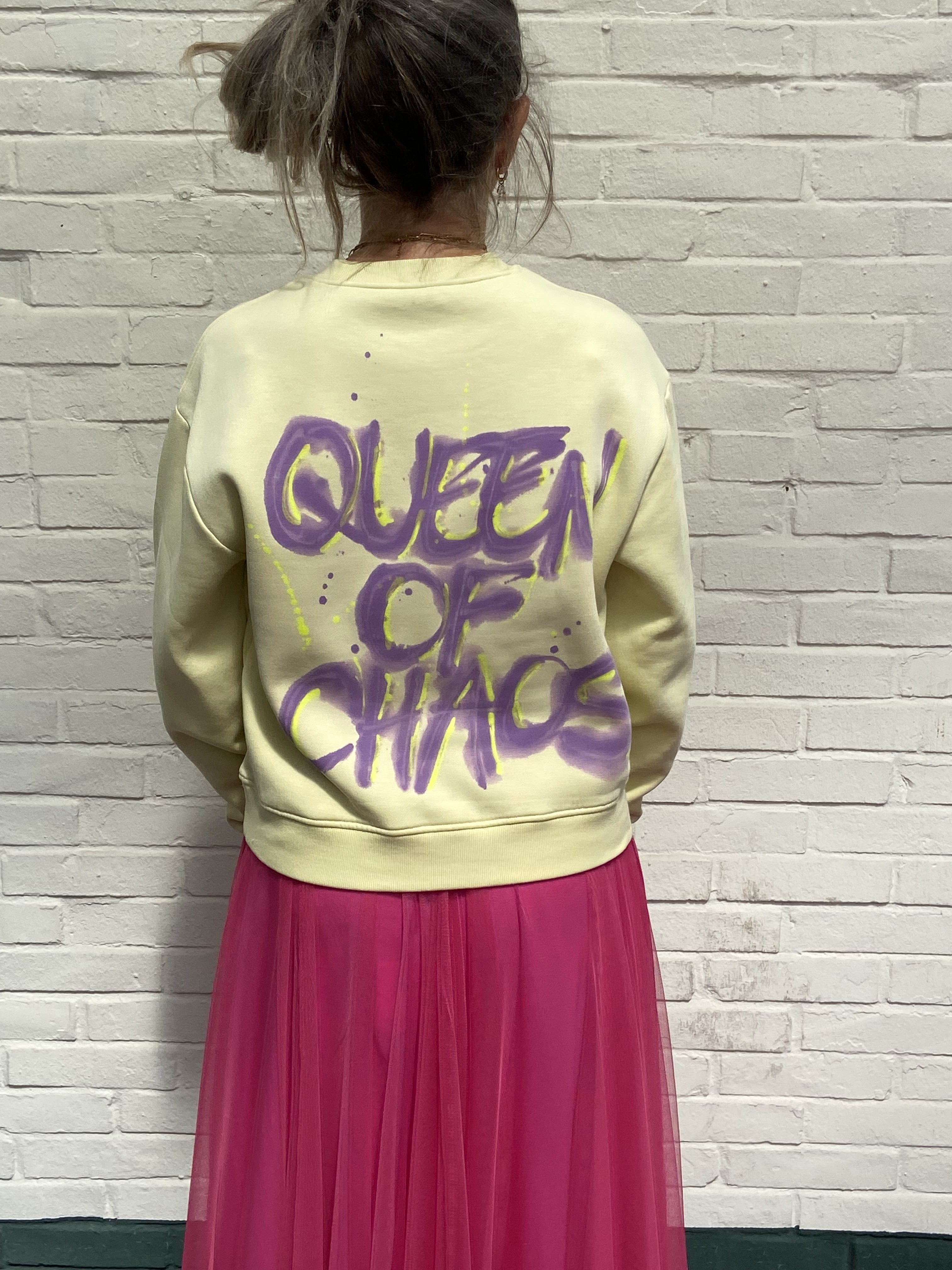 Frau vonk. steht für" BeYOU * Queen of Chaos" Pulli