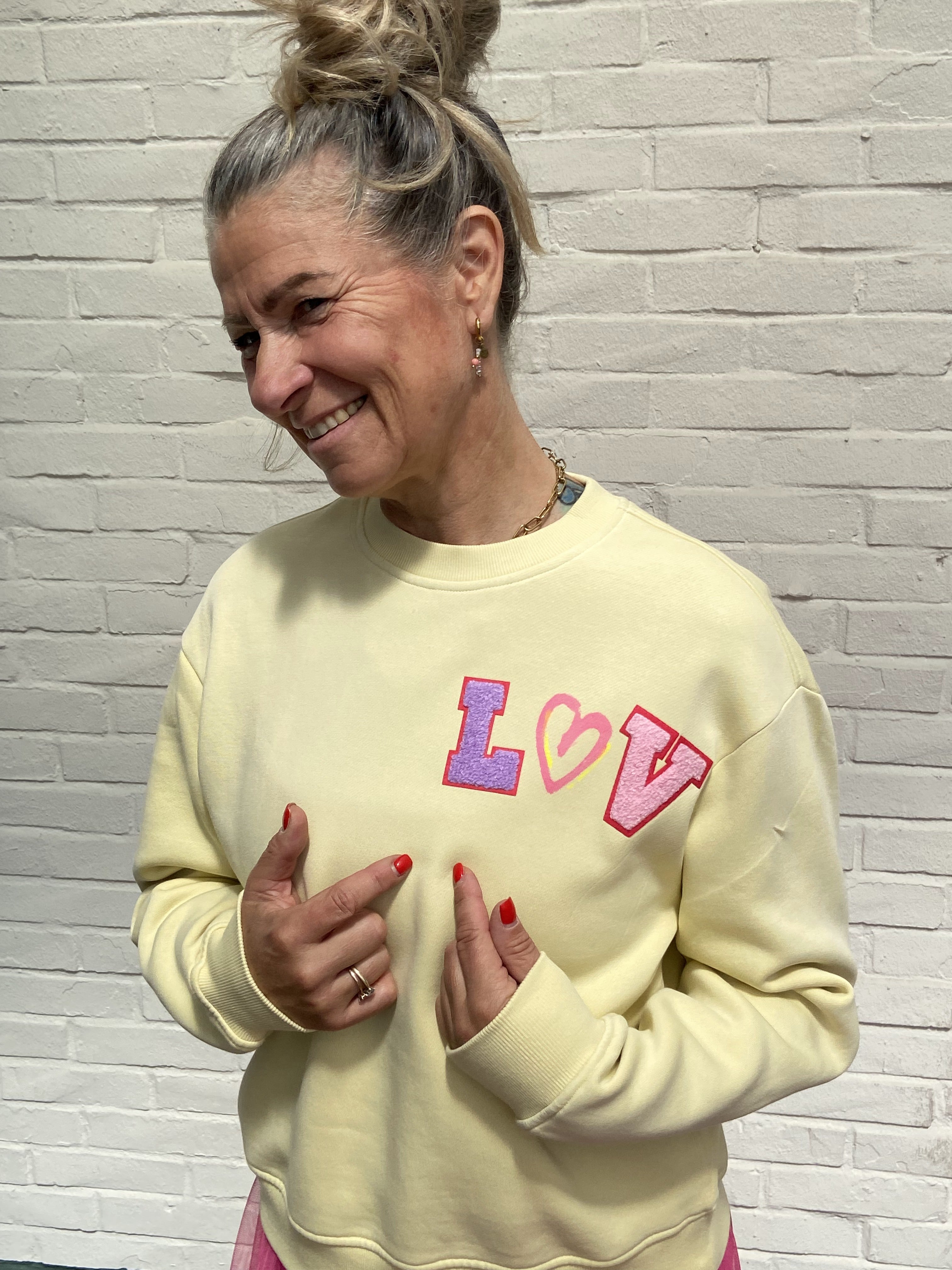 Frau vonk.reativ – Unikat Sweater „Love yourself🩷