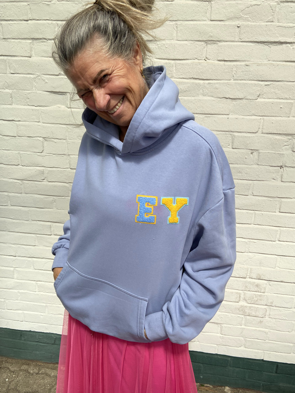 Frau vonk. steht für Kreativität Hoodie "EY"