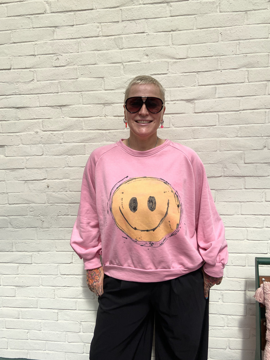 Frau vonk. steht für Kreativität Pullover rosa "Smiley" cropped