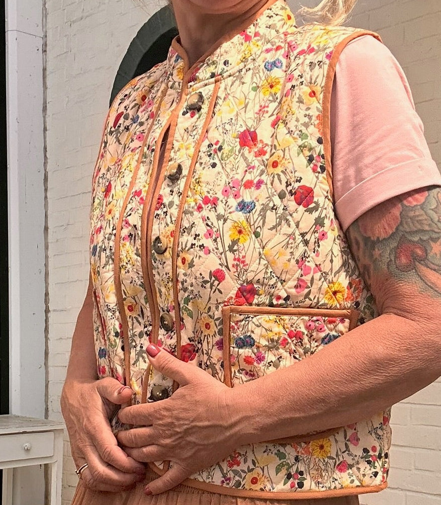 Lollys Laundry Weste – Blumenglück zum Drüberziehen 🌸🤍