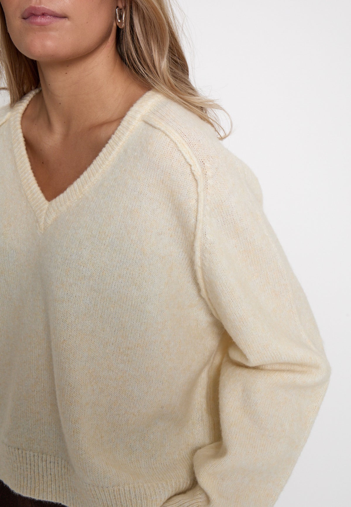 Peppercorn Tirna RWS V-neck Pullover – Fog Sand