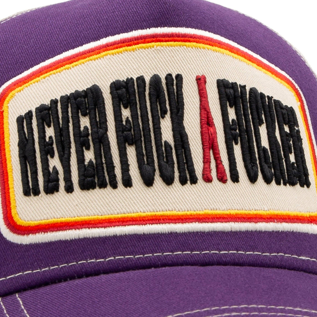 Trucker Cap 'Never Fuck A Fucker' in Pflaume