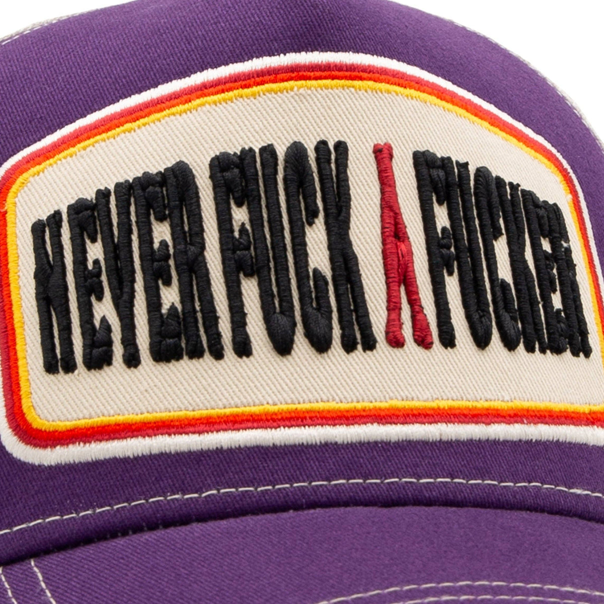Trucker Cap 'Never Fuck A Fucker' in Pflaume