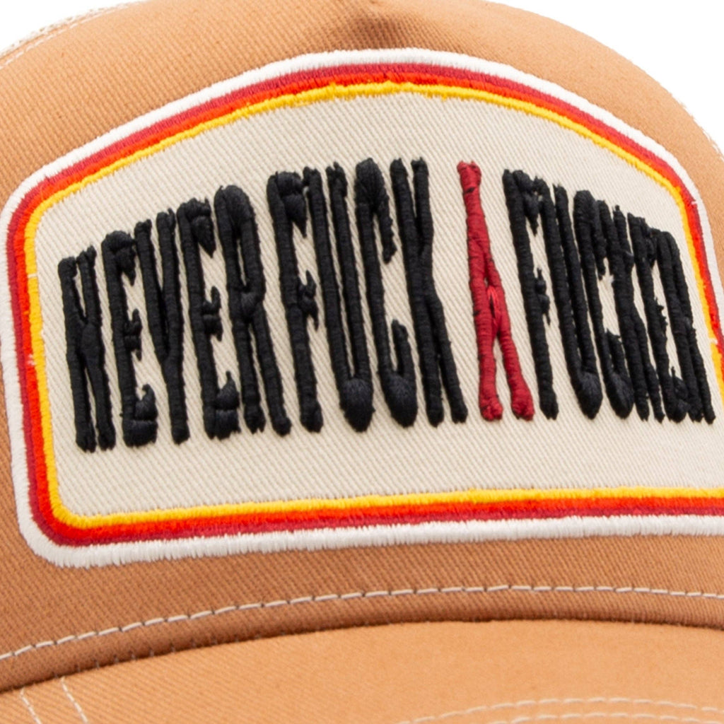 Trucker Cap 'Never Fuck A Fucker' in Hellbraun